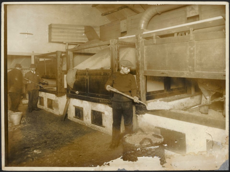 Arbeiders in een fabriek, Bestanddeelnr 158-2299