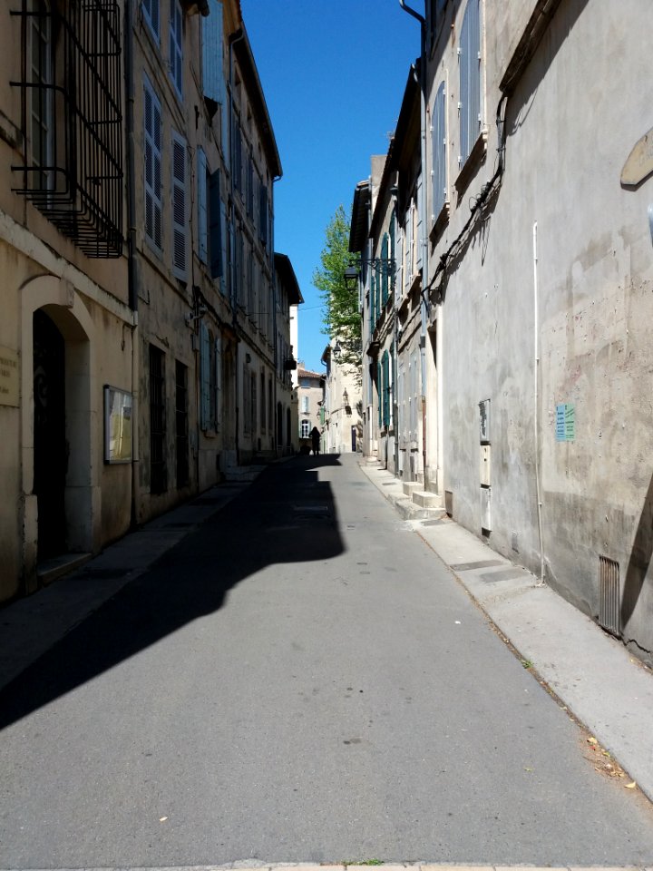 Arles - Rue de la Bastille, depuis la rue de la Calade