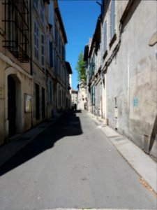 Arles - Rue de la Bastille, depuis la rue de la Calade
