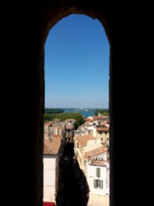 Arles - Rue de l'Amphithéâtre, vue depuis une arche des arènes