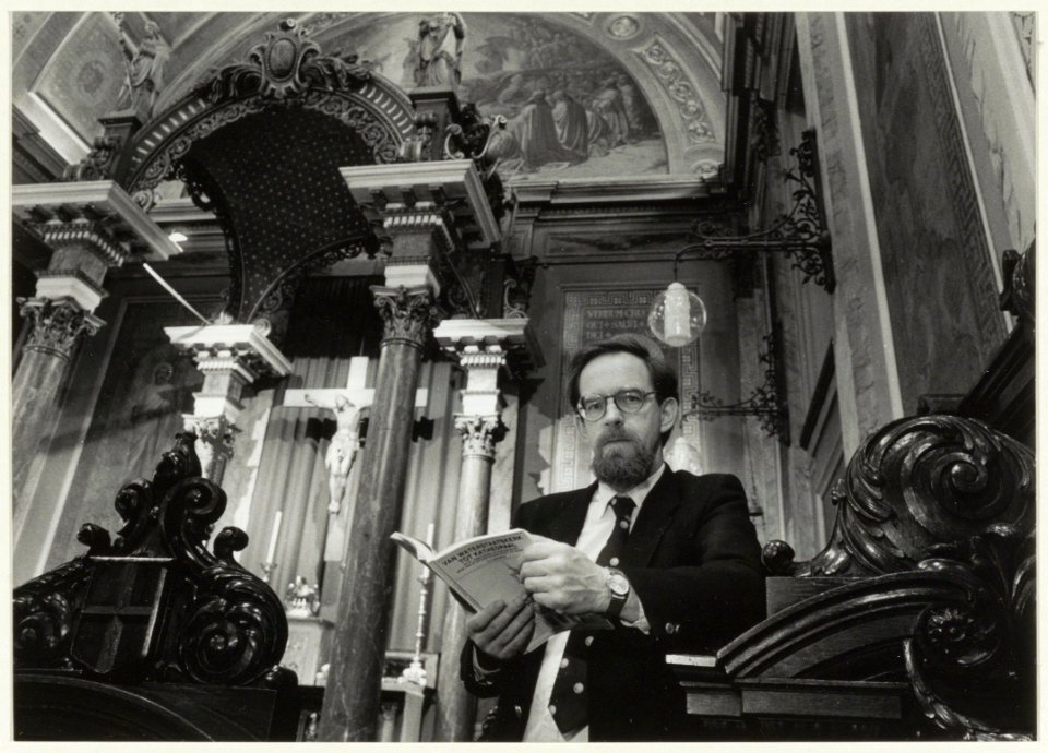 Arjen Looyenga met zijn boek Van Waterstaatskerk tot Kathedraal van Haarlem over de R.K. St. Josephkerk. NL-HlmNHA 54031850