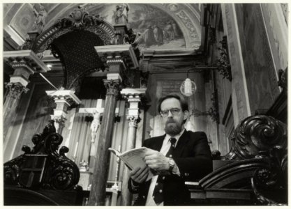Arjen Looyenga met zijn boek Van Waterstaatskerk tot Kathedraal van Haarlem over de R.K. St. Josephkerk. NL-HlmNHA 54031850