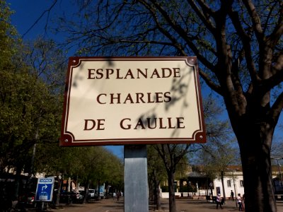 Arles - Esplanade Charles de Gaulle, plaque