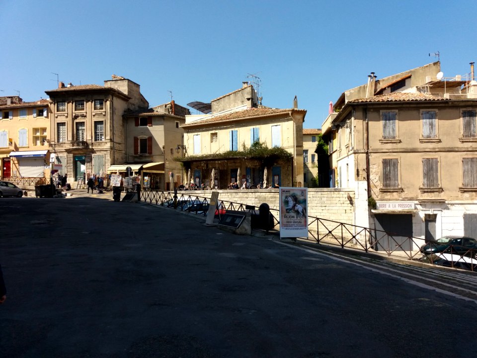 Arles - Rond-Point des Arènes, parvis des arènes et hôtel Barrême de Manville
