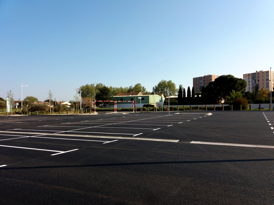 Arles - Parking P2, vue sur les accès