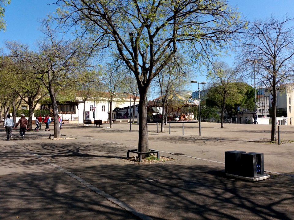 Arles - Esplanade Charles de Gaulle, côté est depuis le boulevard des Lices