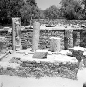Archeologische site met bouwfragmenten waaronder een beeld van de godin van de o, Bestanddeelnr 255-2573