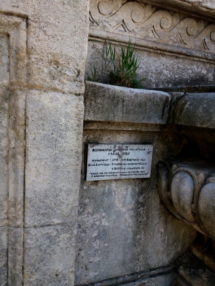 Arles - Fontaine Amédée Pichot, plaque de la restauration de 1987