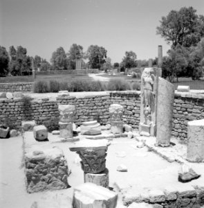Archeologische site met bouwfragmenten waaronder een beeld van de godin van de o, Bestanddeelnr 255-2572