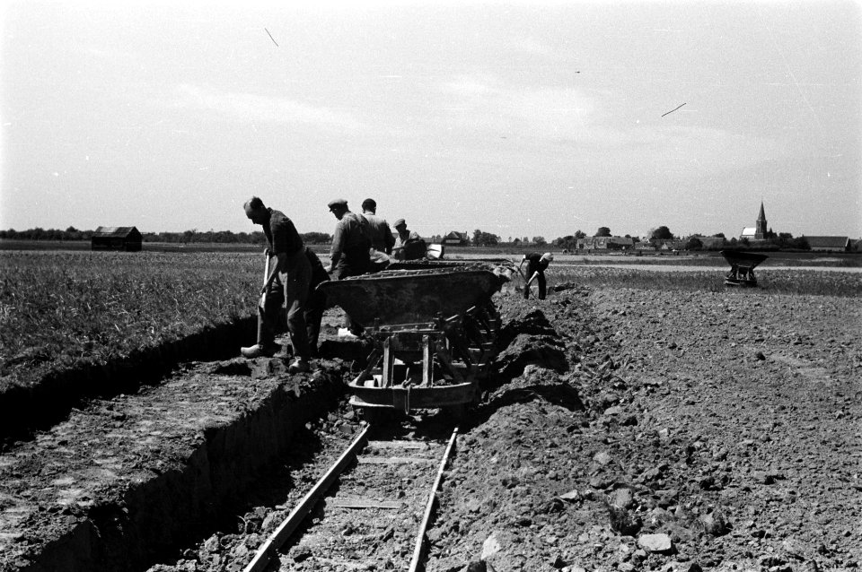 Arbeiders, egaliseren, kipkarren, Bestanddeelnr 170-0236