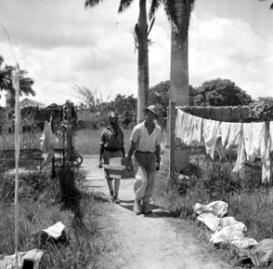 Arbeiders aan het sjouwen bij de leprozerie Bethesda in Suriname, Bestanddeelnr 252-6243