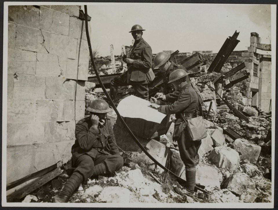 An Artillery Officer carried on amid the ruins, Bestanddeelnr 158-2756