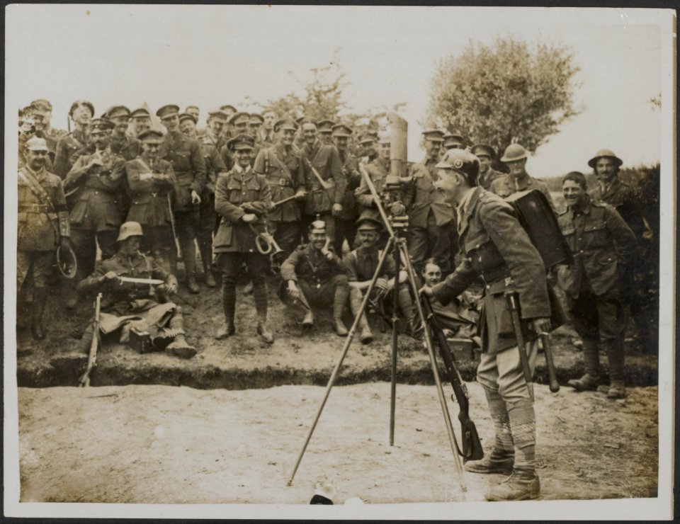 An officer of an Irish Regiment in full German kit, Bestanddeelnr 158-2418