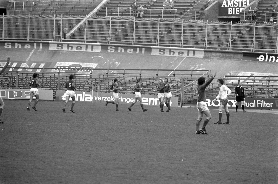 Amsterdam tegen AZ67 0-3, vreugde AZ-spelers, Bestanddeelnr 926-3002