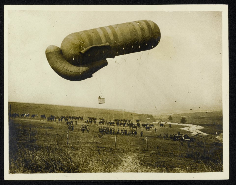 An observation balloon coming to earth, Bestanddeelnr 158-1028