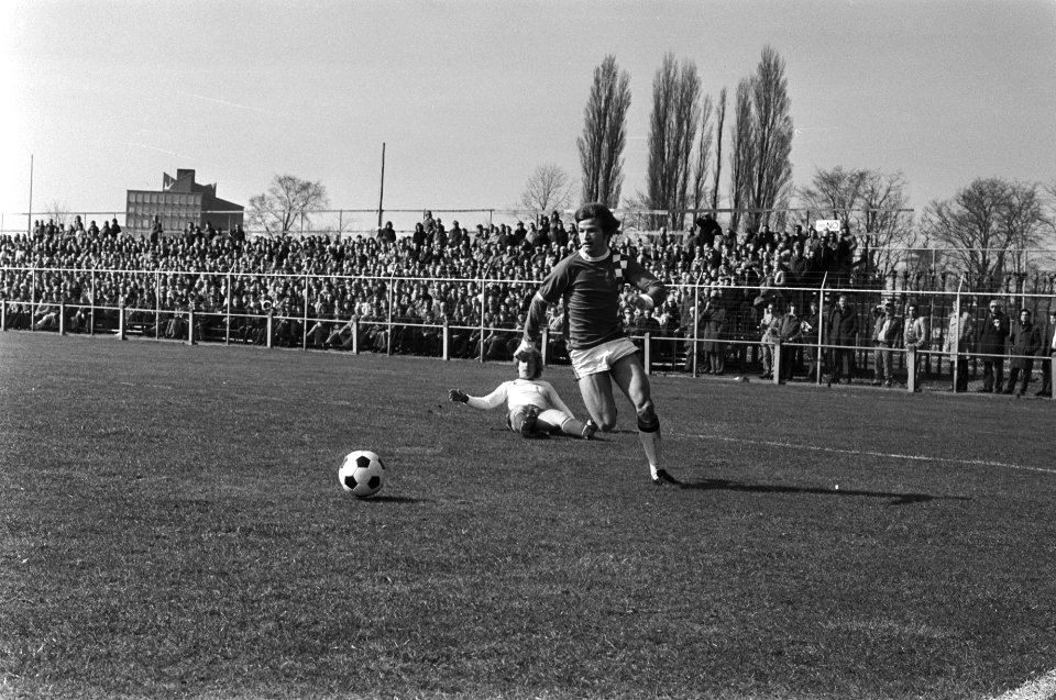Amsterdam tegen NEC 1-1 Jan Peters in actie, Bestanddeelnr 928-4766