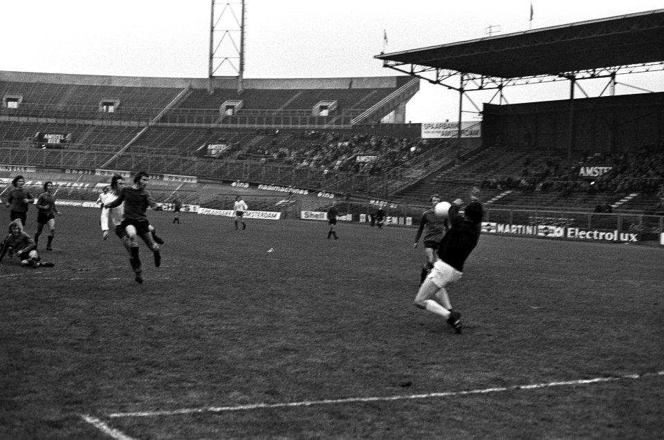 Amsterdam tegen NAC 0-0, spelmoment, achtergrond lege tribune, Bestanddeelnr 926-1432