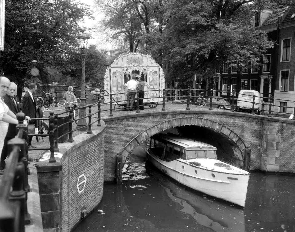 Amerikanen filmen in Amsterdam, hier op de Reguliersgrach, Bestanddeelnr 918-2350