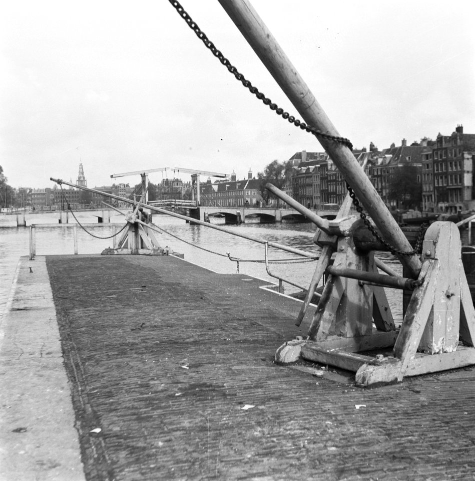 Amstel met zicht op de Magere Brug vanaf de Amstelsluizen, Bestanddeelnr 900-8550