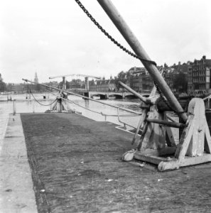 Amstel met zicht op de Magere Brug vanaf de Amstelsluizen, Bestanddeelnr 900-8550