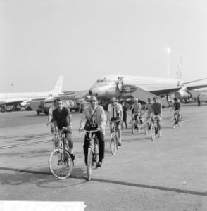 Amerikanen doen Europa op de fiets, vanuit de DC8 meteen de fiets (scholieren), Bestanddeelnr 916-5859