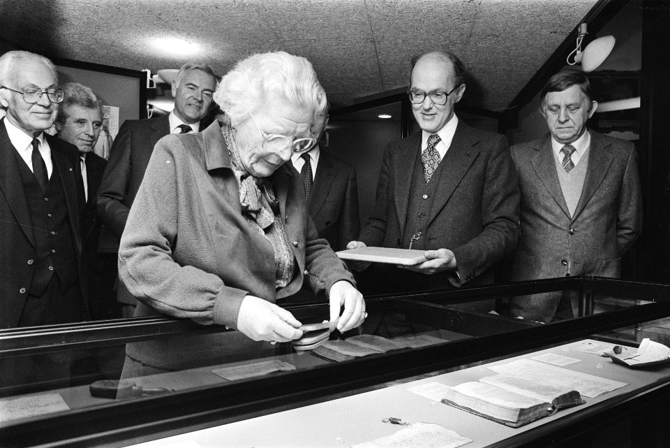 Amsterdam, Prinses Juliana verricht opening tentoonstelling De klepper klept ni, Bestanddeelnr 932-8179