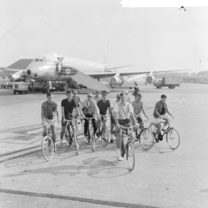 Amerikanen doen Europa op de fiets, vanuit de DC8 meteen de fiets (scholieren), Bestanddeelnr 916-5857