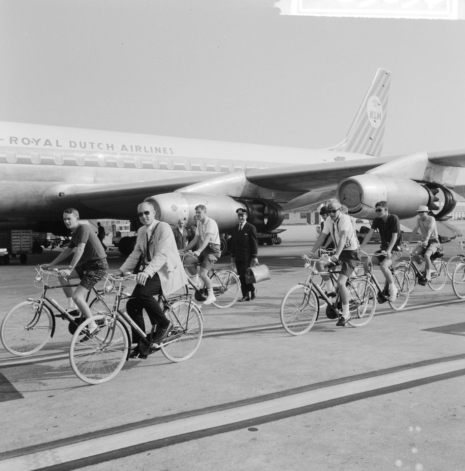 Amerikanen doen Europa op de fiets, vanuit de DC8 meteen de fiets (scholieren), Bestanddeelnr 916-5858