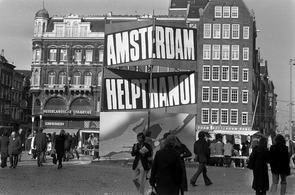 Amsterdam helpt Hanoi, reclamezuil op Dam, Bestanddeelnr 926-2716