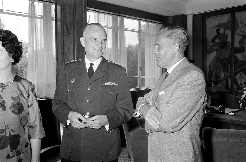 Afscheid H.C. van der Molen , de heer Van der Molen in gesprek met zijn waarneme, Bestanddeelnr 919-3580