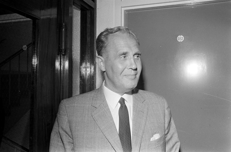 Afscheid H.C. van der Molen , waarnemend HC De Jong (kop), Bestanddeelnr 919-3582