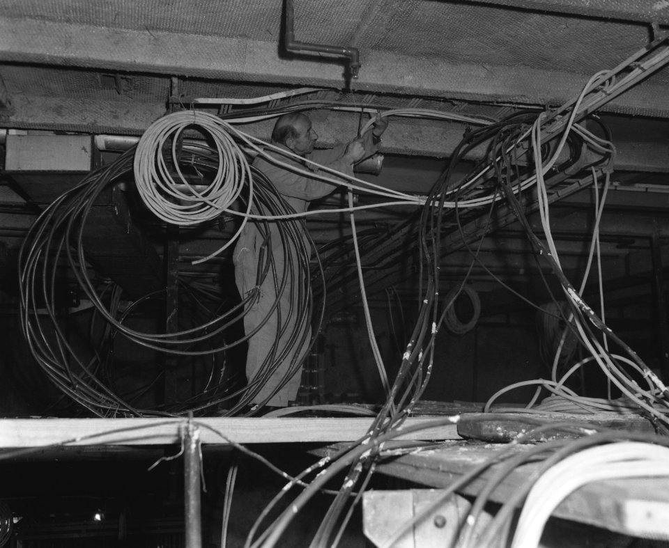 Afbouw van het vlaggeschip De Rotterdam van de HAL Electriciens werken temidde, Bestanddeelnr 910-2072
