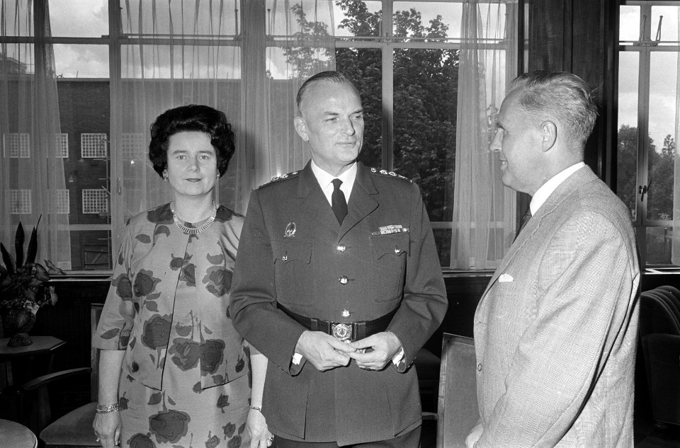 Afscheid H.C. van der Molen , de heer en mevrouw Van der Molen in gesprek met de, Bestanddeelnr 919-3579