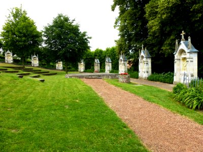 Amettes (Pas-de-Calais, Fr) maison natale Saint Benoît Fabre, vue d'ensemble du chemin de croix