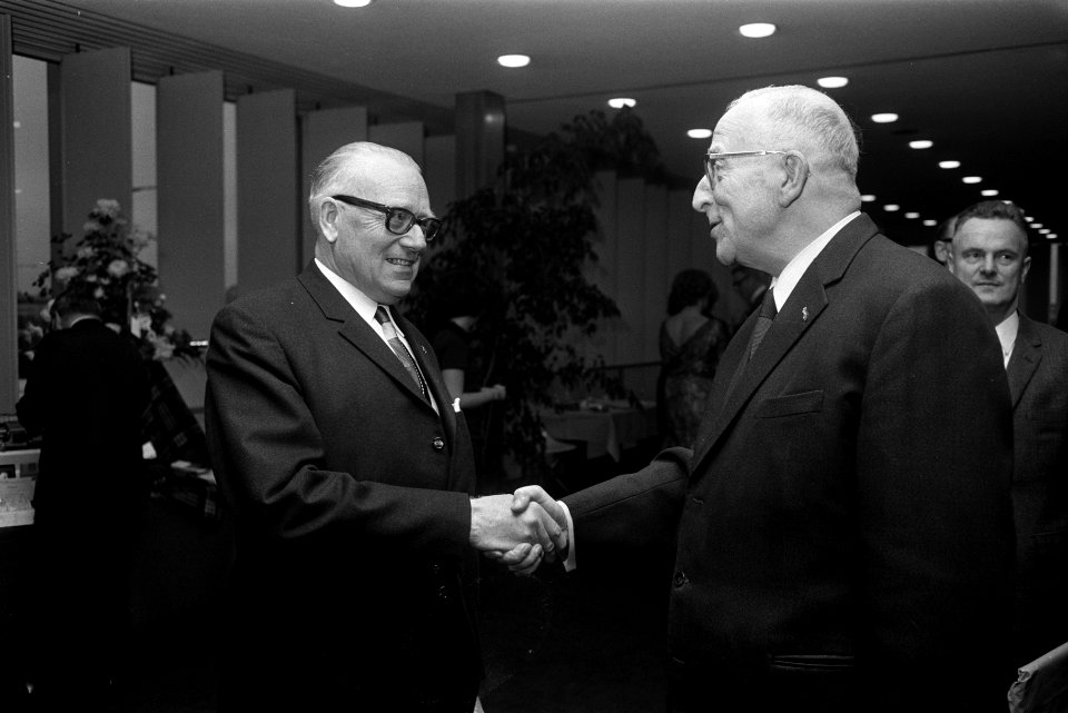 Afscheid hr. F. S. J. Paulen bij RAI. Hr. en mevrouw Paulen, wethouder Polak, Bestanddeelnr 923-0932