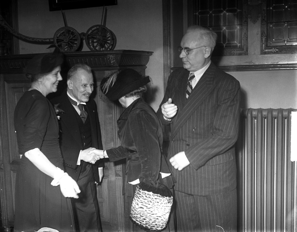 Afscheid gemeente-archivaris W A le Cosquino de Bussy met oud-burgemeester De Bo, Bestanddeelnr 903-7714
