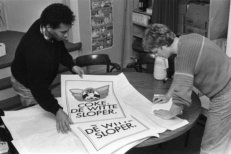 Affiche Cope de Witte Sloper wordt verspreid in Amsterdam, Bestanddeelnr 933-8056