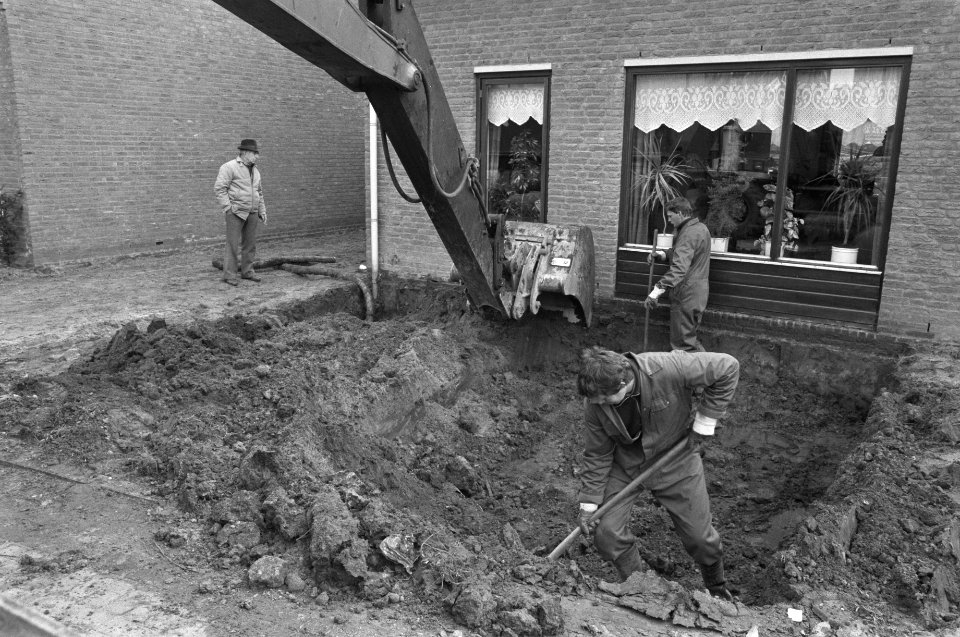 Afgraven van met cadmium verontreinigde grond in tuinen in de wijk Dommeldal in , Bestanddeelnr 934-3541