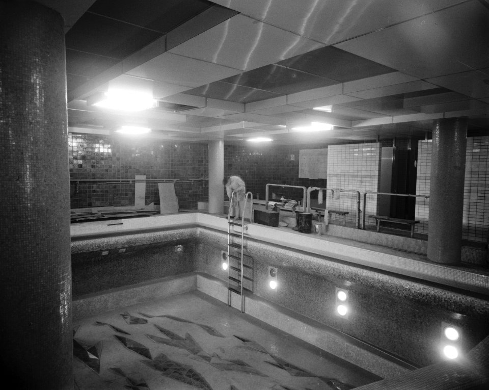 Afbouw van het vlaggeschip De Rotterdam van de HAL het binnenzwembad, Bestanddeelnr 910-2075