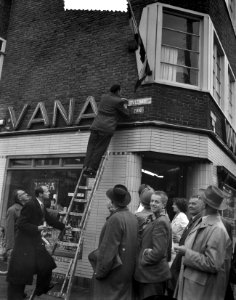 Amsterdam Stalinlaan wordt 4 Novemberlaan . Het man plakt 4 november over de n, Bestanddeelnr 908-1245