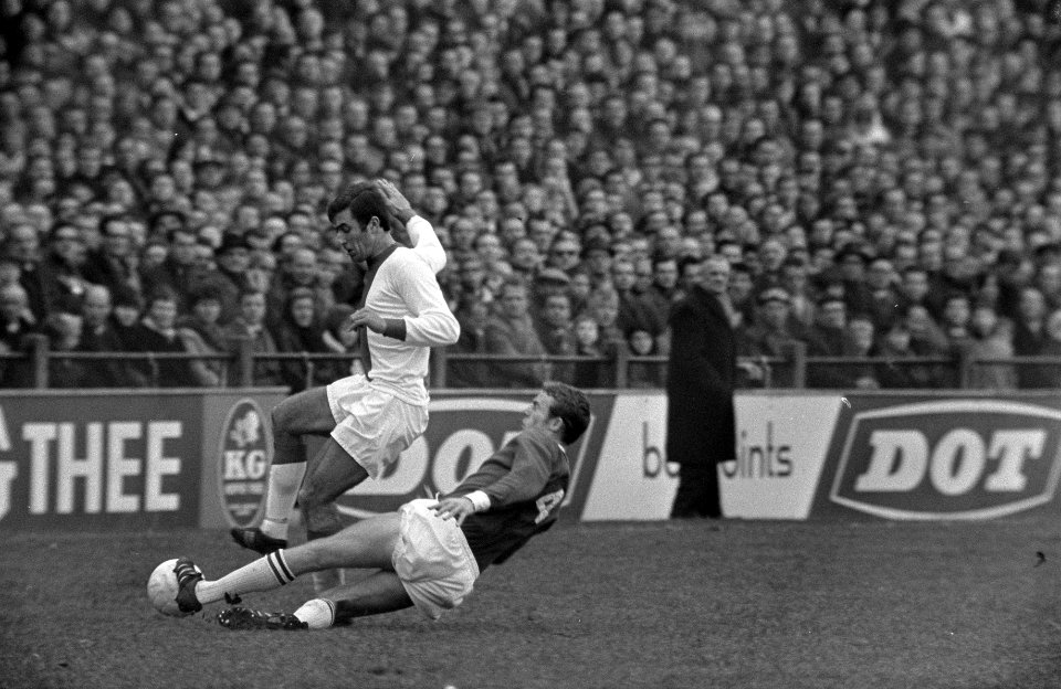 ADO tegen Ajax 1-0. Sjaak Swart in duel met Harry Vos (ADO), Bestanddeelnr 920-8983