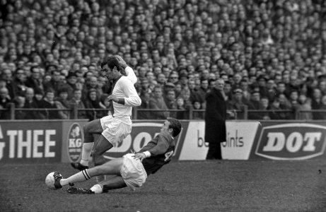 ADO tegen Ajax 1-0. Sjaak Swart in duel met Harry Vos (ADO), Bestanddeelnr 920-8983