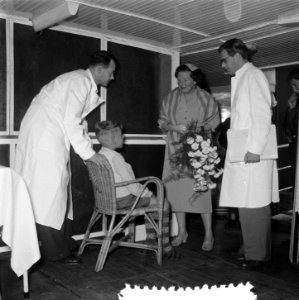 Amsterdam koningin Juliana op hospitaalschip Kasteel van Staverden, Bestanddeelnr 906-5023