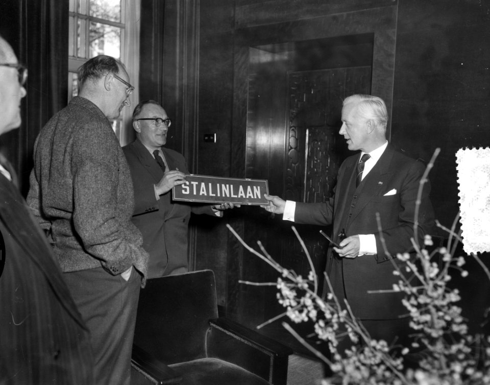 Amsterdam Stalinlaan wordt 4 Novemberlaan Aanbieding Stalinbord aan burgemeest, Bestanddeelnr 908-1248