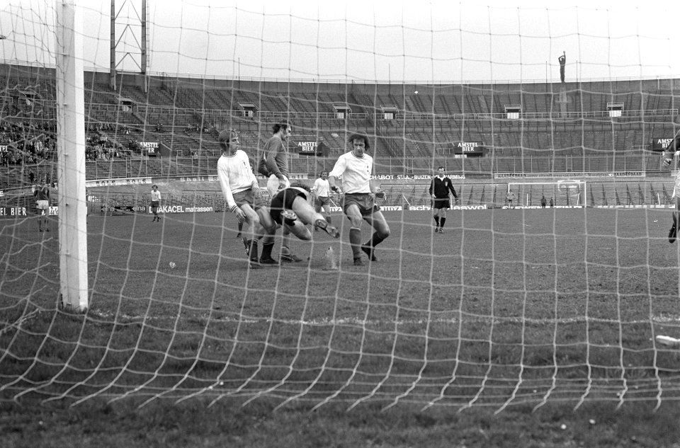 Amsterdam tegen AZ67 0-3, nummer 25 spelmoment, nummer 2 Kees Kist (kop), Bestanddeelnr 926-3001