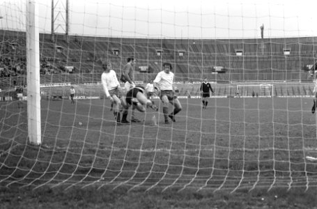 Amsterdam tegen AZ67 0-3, nummer 25 spelmoment, nummer 2 Kees Kist (kop), Bestanddeelnr 926-3001