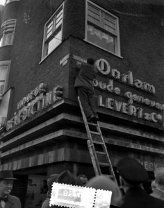 Amsterdam Stalinlaan wordt 4 Novemberlaan Een man verwijdert het straatnaambord, Bestanddeelnr 908-1246