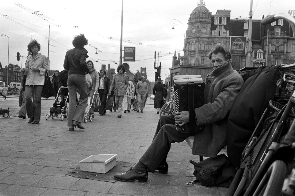 Amsterdam straatmuzikant met accordeon, Bestanddeelnr 928-1990