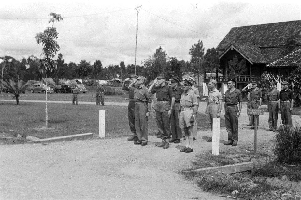 Afdeling Veld Artillerie KNIL. Officieren staan opgesteld voor een parade, Bestanddeelnr 5958