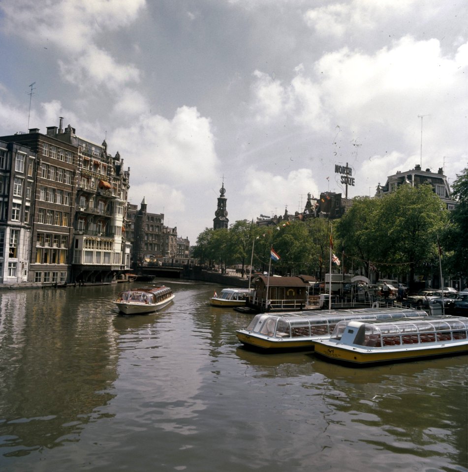 Amsterdam nr. 3 Damrak, nr. 4 Amstel met rondvaartboten bij de Munt, Bestanddeelnr 254-9359